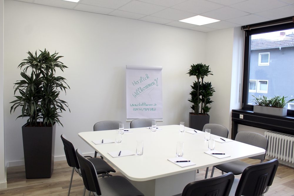 Besprechungsraum mit Tisch, Flipchart und Bestuhlung