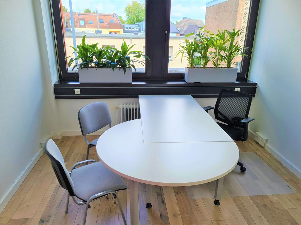 Möbliertes Einzelbüro mit Schreibtisch am Fenster
